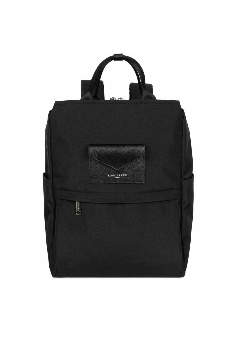 Sac à dos en nylon noir avec fermeture éclair, double poignées supérieures, bretelles ajustables, poche avant et logo en relief sur un patch texturé.