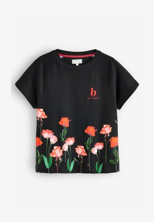 Črna kratka majica s kratkimi rokavi z rdečim cvetličnim potiskom na dnu in rdečim logotipom na prsih. Mehka tkanina z sproščenim krojem.