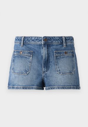 Calções de ganga em azul claro com um acabamento desbotado, design de cinco bolsos, dois bolsos frontais, dois bolsos traseiros e uma cintura com botão.