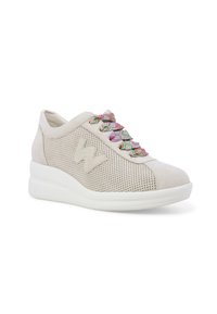 Sneaker beige in suede con design perforato, suola bianca e lacci metallici colorati. Presenta un logo di lato.