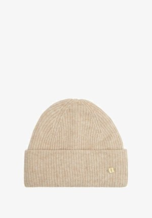 Beżowa dziana czapka beanie o prążkowanej fakturze, podkreślona małą złotą metką z logo z boku. Posiada podwinięty brzeg dla lepszego dopasowania.