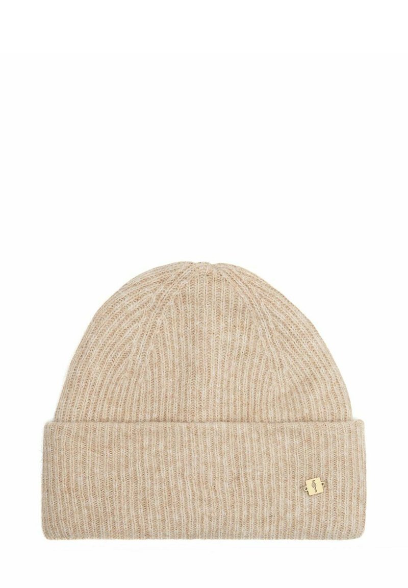 Beżowa dziana czapka beanie o prążkowanej fakturze, podkreślona małą złotą metką z logo z boku. Posiada podwinięty brzeg dla lepszego dopasowania.