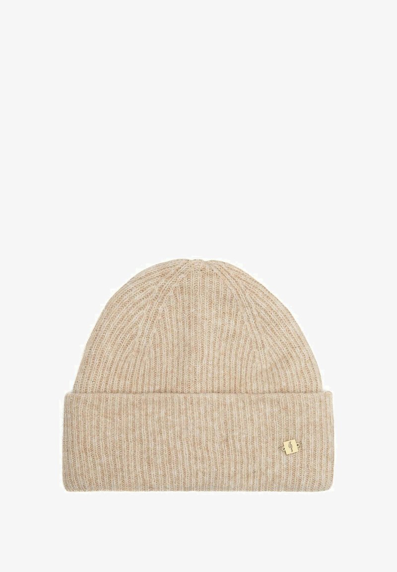 Beżowa dziana czapka beanie o prążkowanej fakturze, podkreślona małą złotą metką z logo z boku. Posiada podwinięty brzeg dla lepszego dopasowania.
