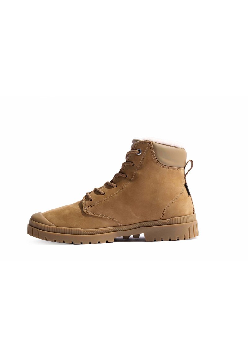 Stivali in suede beige con lacci frontali, colletto imbottito, suola in gomma e fodera morbida. Presentano una linguetta sul tallone per una facile vestibilità.