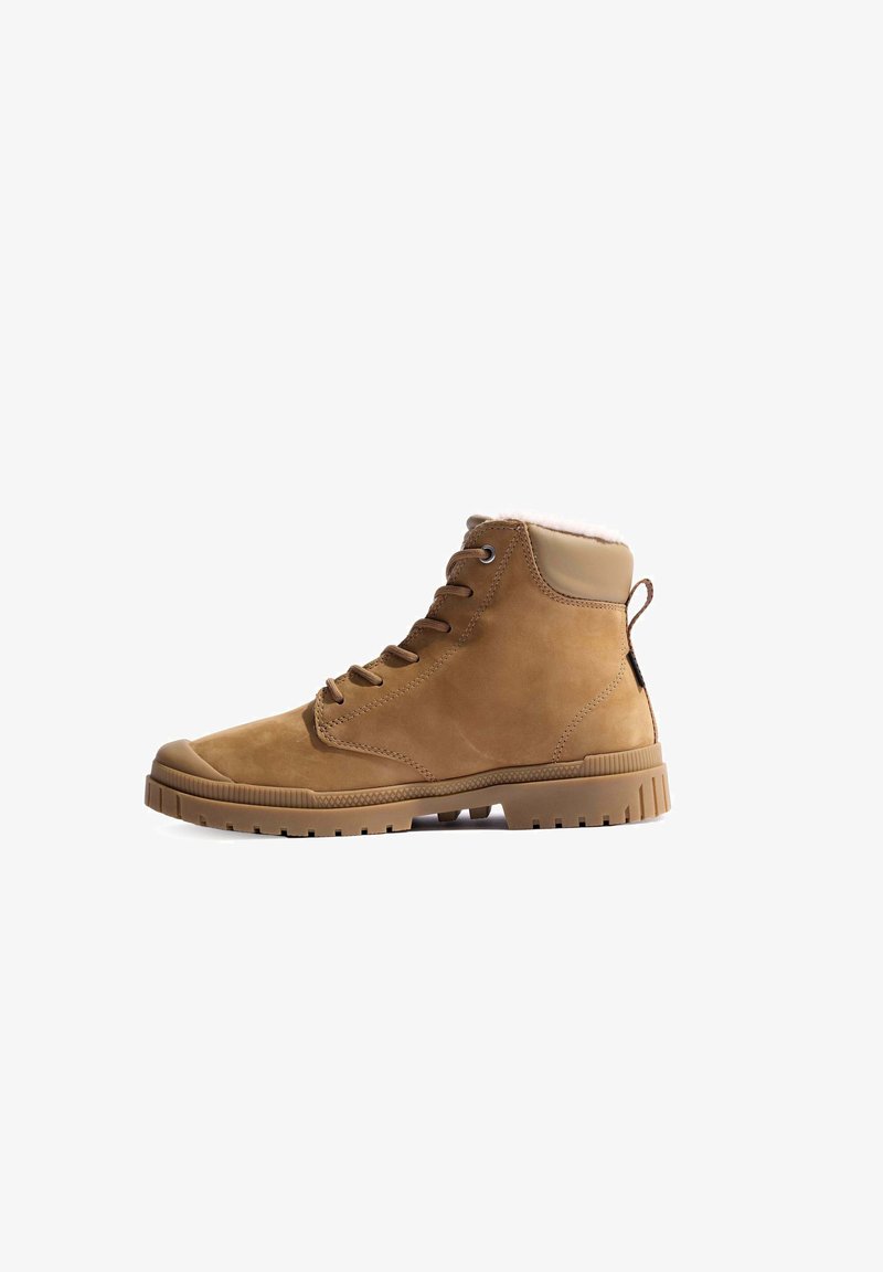 Beige Wildlederstiefel mit Schnürung, gepolstertem Kragen, Gummisohle und weicher Innensohle. Mit einer Heel-Tabs für einen einfachen Einstieg.