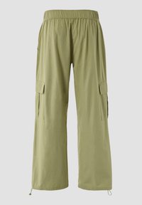 Lichtgroene cargobroek met een elastische tailleband, brede pijpen en twee zijzakken. Gemaakt van een zachte, lichte stof met een gladde textuur.