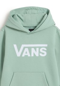 Felpa verde chiaro con tasca frontale e logo bianco dei Vans centrato sul petto, che mostra il cappuccio e la parte superiore del vestito.