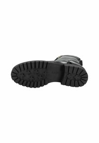 Zwarte leren laars met een tekstuurlijke rubberen zool met een profielpatroon voor grip en een zijrits voor gemakkelijke toegang.