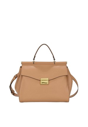 Sac à main en cuir fauve avec poignée supérieure, fermeture à rabat, fermoir rectangulaire doré et bandoulière ajustable sur fond blanc.