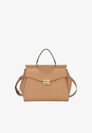 Borsa in pelle color cuoio con manico superiore, chiusura a patta, fermaglio rettangolare dorato e tracolla regolabile su sfondo bianco.