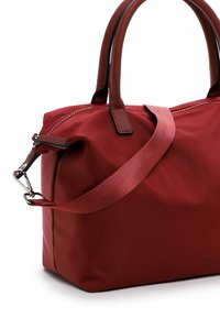 Borsa a mano rossa in nylon con manici doppi, tracolla regolabile e chiusura con zip. Presenta una texture liscia e un design minimalista.