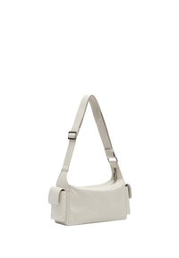 Borsa a spalla in pelle bianca con forma rettangolare piatta, tracolla testurizzata e due piccole tasche laterali. Dettagli in metallo argentato.