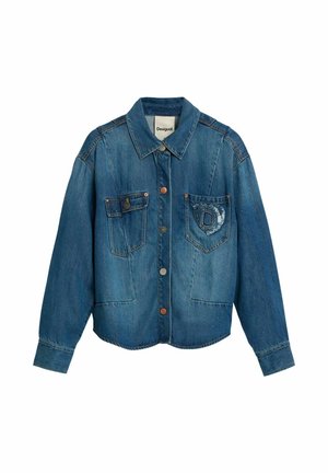 Blauwe spijkerjas met lange mouwen, knoopsluiting aan de voorkant, twee borstzakken waarvan één met een verweerde "D"-patch, en een puntige kraag.