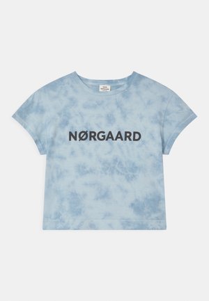 Světle modré tričko s krátkým rukávem a kulatým výstřihem s tie-dye vzorem, na prsou s textem "NØRGAARD" v tučných černých písmenech.
