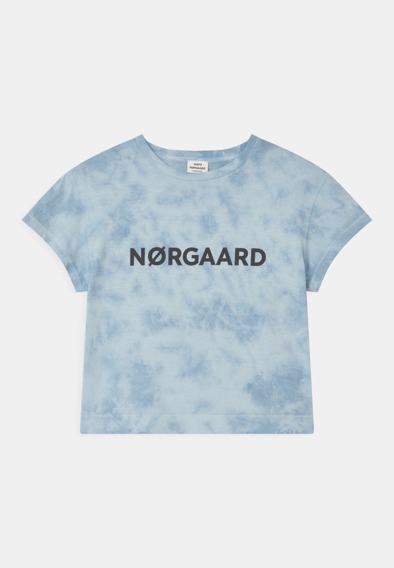 Jasnoniebieska koszulka tie-dye z krótkimi rękawami i okrągłym dekoltem, z napisem "NØRGAARD" w grubych czarnych literach na piersi.
