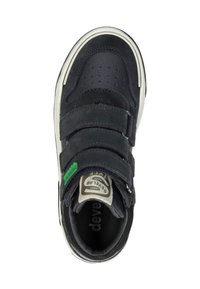 Blauwe suède sneaker met witte zool, drie verstelbare klittenbandjes, geperforeerde bovenkant en label op de tong.