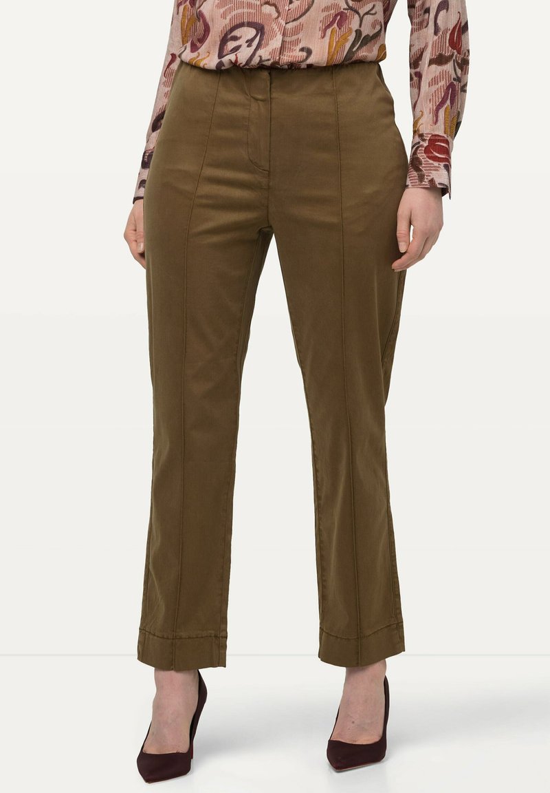 Ulla Popken CIGARETTE PINTUCK ELASTIC WAISTBAND - Broek - brown