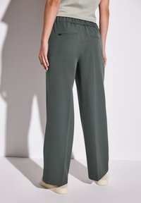 Street One WIDE  - Tygbyxor - grün