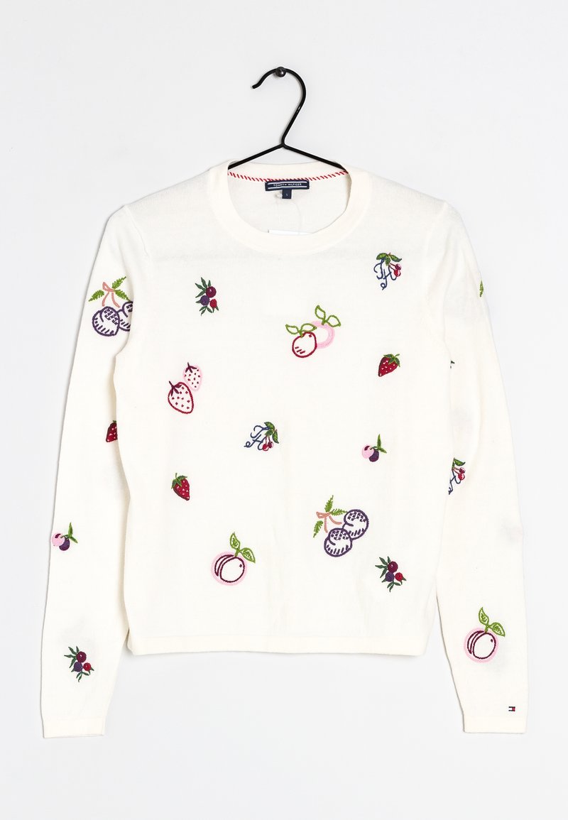 Suéter blanco de punto con bordado de frutas multicolores, que incluye fresas y ciruelas. Cuenta con un cuello redondo y mangas largas.