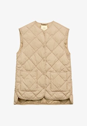 Beżowa pikowana kamizelka z okrągłym dekoltem, guzikami z przodu i dwoma dużymi naszywanymi kieszeniami. Charakteryzuje się gładką fakturą i bezrękawnym fasonem.