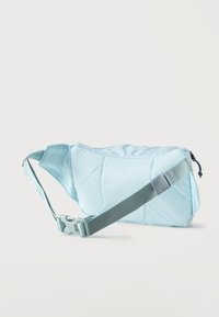 Ανοιχτό μπλε μαξιλαρωμένο τσαντάκι μέσης με ρυθμιζόμενο λουρί και πλαστική πόρπη, εμφανίζεται σε απλό λευκό φόντο.