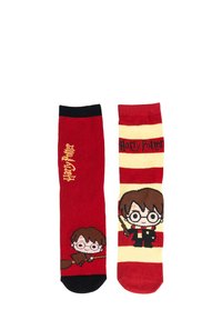 Calzini in cotone a tema Harry Potter: uno rosso con bordi neri e un personaggio dei cartoni animati, l'altro con strisce gialle e rosse e testo stampato.