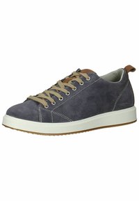 Sneaker in suede blu navy con lacci beige, suola in gomma bianca e dettagli in pelle marrone; presenta cuciture a contrasto e una finitura texture.