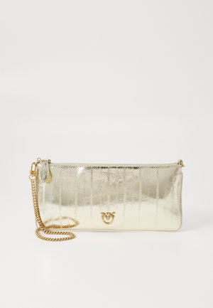 Borsa clutch in metallo dorato con superficie liscia e lucida, dotata di una tracolla dorata e di un accento con logo sulla parte anteriore.