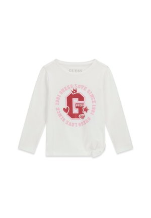 Biała koszulka z długim rękawem dla malucha z różowym i czerwonym napisem "Guess Love Since 1981" oraz symbolami, z małym węzłem na dole po prawej stronie.