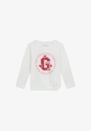 Biała koszulka z długim rękawem dla malucha z różowym i czerwonym napisem "Guess Love Since 1981" oraz symbolami, z małym węzłem na dole po prawej stronie.