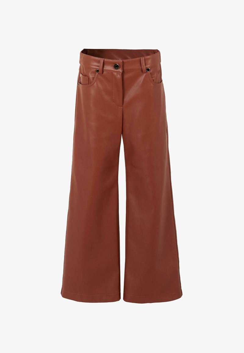 Brązowe spodnie o szerokich nogawkach z faux skóry, z wysokim stanem, kieszeniami z przodu i płaskim przodem. Gładka tekstura i wyraźne detale szwów.