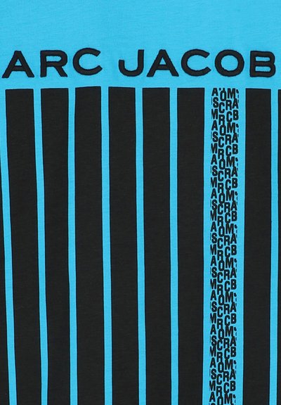 T-shirt bleu avec des rayures verticales noires, portant le nom de la marque "ARC JACOBS" en haut et un motif de texte répétitif au centre.