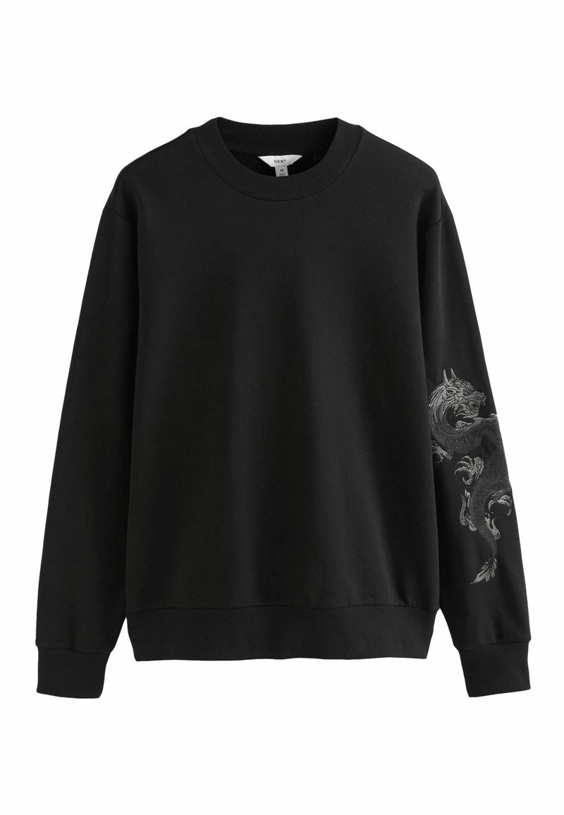 Schwarzer Sweatshirt mit langen Ärmeln, geripptem Halsausschnitt und Bündchen. Verfügt über eine aufwendige graue Drachenstickerei am linken Ärmel. Weiche Stoffstruktur.