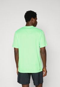 adidas Performance TRAIN ESSENTIALS - Camiseta deportiva - lime burst/black