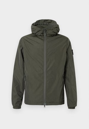 Lahka olivno zelena jakna s kapuco, ki ima celotno zadrgo spredaj, elastične manšete in stranski žep. Narejena je iz gladkega, vodoodpornega materiala.