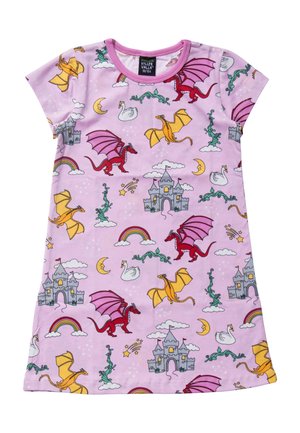 Vestido rosa para niños con dragones rojos y amarillos, castillos grises, arcoíris, cisnes, lunas, estrellas y enredaderas verdes impresos por todo el vestido.