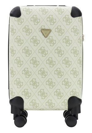 Maleta rígida con patrón de monograma "Guess" en beige y dorado, protectores de esquina negros y cuatro ruedas negras en la base.