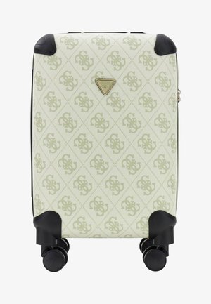 Maleta rígida con patrón de monograma "Guess" en beige y dorado, protectores de esquina negros y cuatro ruedas negras en la base.