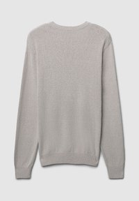 Hellgrauer, gestrickter Pullover mit langen Ärmeln und gerippten Bündchen sowie Saum, von hinten auf einem einfarbigen Hintergrund gezeigt.