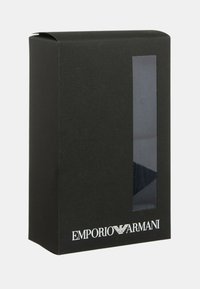 Scatola nera texturizzata con una finestra trasparente, con "EMPORIO ARMANI" stampato in bianco sulla parte anteriore. Forma rettangolare.