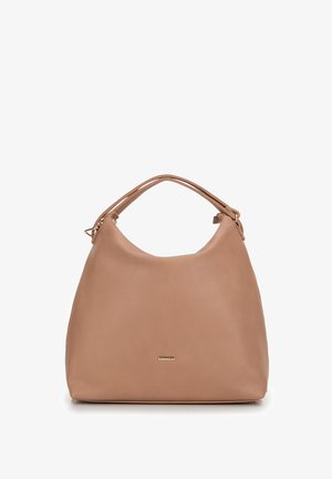 Sac hobo en similicuir texturé marron clair avec deux poignées supérieures et un logo doré sur le devant. Design minimaliste, sans détails métalliques.