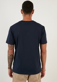 Buratti REGULAR FIT - Paprasti marškinėliai - indigo