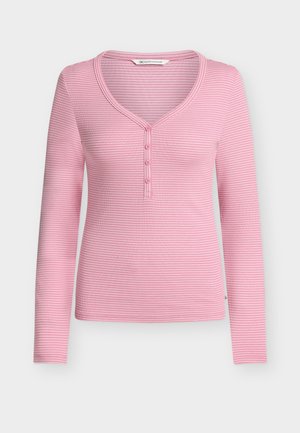 Różowo-biała koszula henley w paski z długim rękawem, dekoltem w serek i czterema guzikami z przodu, wykonana z dzianiny prążkowanej.