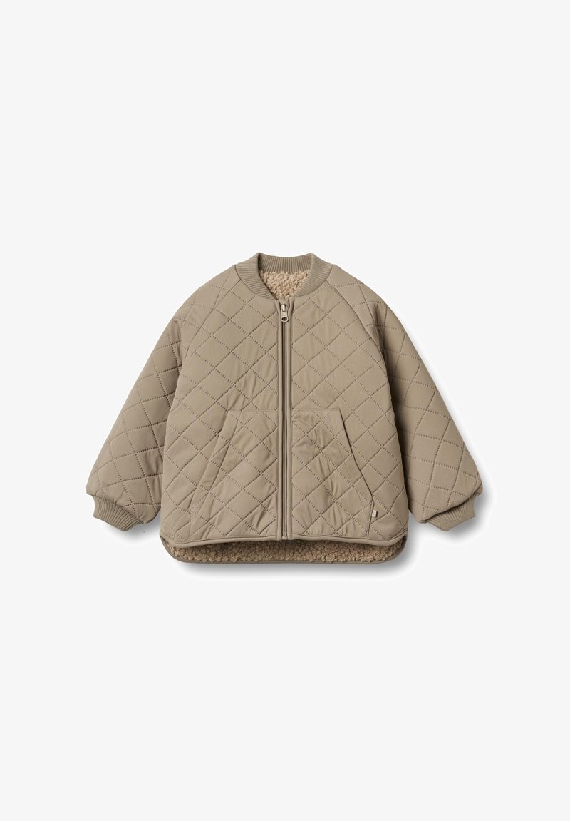 Jachetă bomber bej matlasată cu fermoar frontal, două buzunare laterale și căptușeală din blană pufoasă. Prezintă manșete și tiv ribbate.