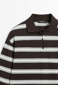 Mørkebrun polo-shirt med brede, vandrette grå og hvide striber, tre sorte knapper og en slå-om-krave.