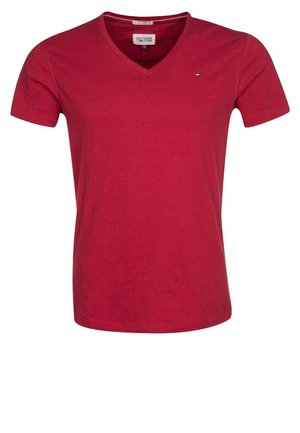 Rood T-shirt met korte mouwen en V-hals, met klein Tommy Hilfiger vlaglogo op de linkerborst en een label "Hilfiger Denim" aan de binnenkant van de hals.