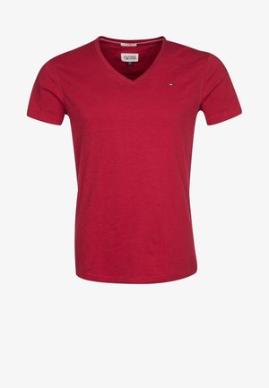 T-shirt rouge à manches courtes avec col en V, petit logo drapeau Tommy Hilfiger sur le côté gauche de la poitrine et étiquette "Hilfiger Denim" à l'intérieur du col.