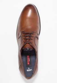 Brune læder dress sko med en glat finish, snørebåndsdesign, rund tå og en polstret indersål. Har subtile syning detaljer.