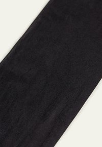 Tissu noir avec une texture lisse et un éclat subtil, présentant une forme droite et sans motifs ni détails de quincaillerie visibles.