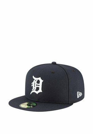 Gorra de béisbol marina hecha de tejido texturizado, con un prominente logo blanco de "D" en la parte frontal y visera plana. Incluye una pegatina en la visera.